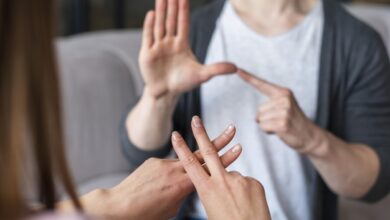 Tomada de Freepik - Pareja hablando con lenguaje de señas.